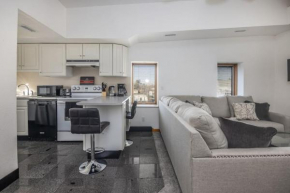 Spacious Loft with Jacuzzi & Free Parking, Des Moines